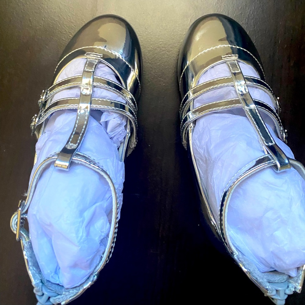 MINI GIRLS SILVER BUCKLE
BALLERINA SHOES
Size: 7 (US)